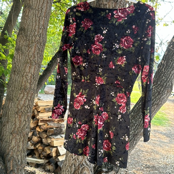 NWT velvet romper size M garage brand - Picture 3 of 5